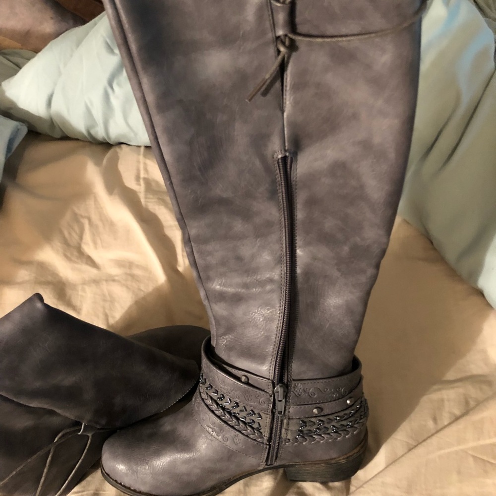 Boots - Picture 2 of 3